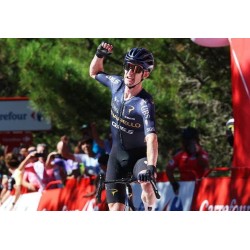 Eddie Dunbar triomphe lors d'une explication en montagne grâce à une accélération finale décisive